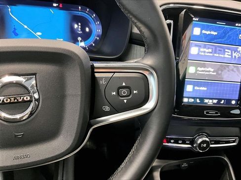 Used 2025 Volvo XC40 B5 Plus image 19