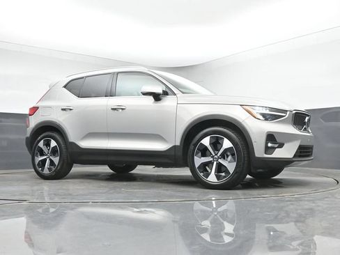 Used 2025 Volvo XC40 B5 Plus AWD/4WD image 34