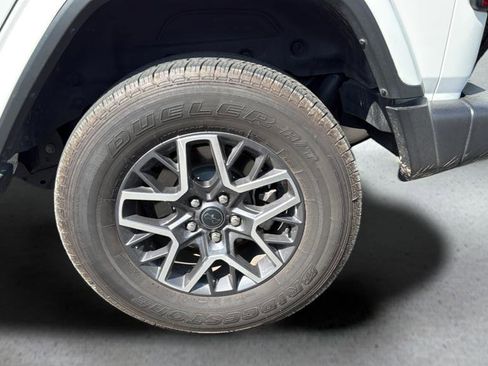 Used 2026 Jeep Wrangler Unlimited Sahara AWD/4WD image 15