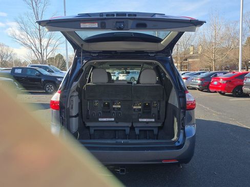 Used 2015 Toyota Sienna XLE image 9