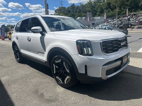 Used 2023 Kia Telluride S image 3