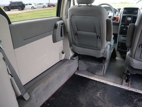 Used 2008 Chrysler Town & Country Touring image 28