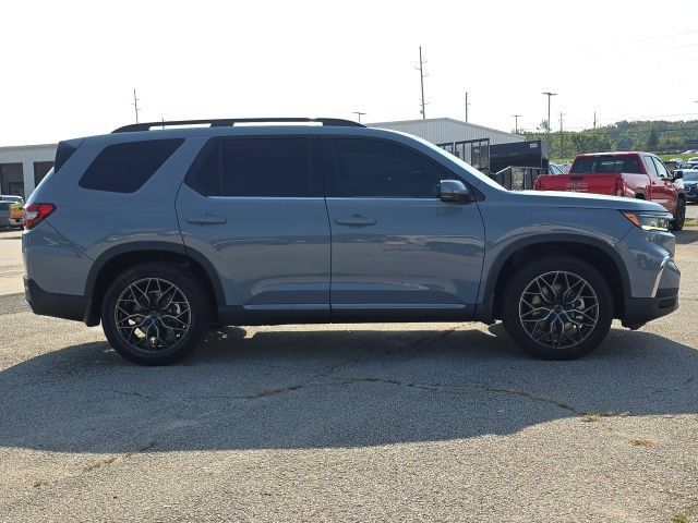 Used 2025 Honda Pilot Touring image 6