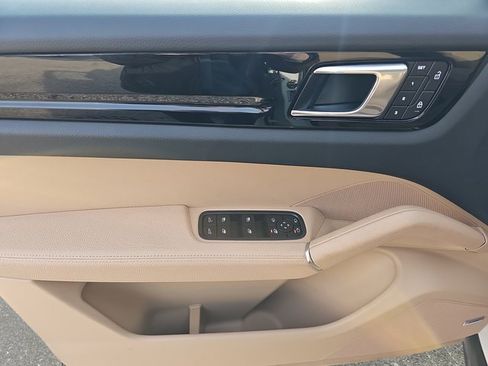 Used 2023 Porsche Cayenne image 25