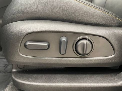 Used 2023 Chevrolet Equinox Premier AWD/4WD image 10