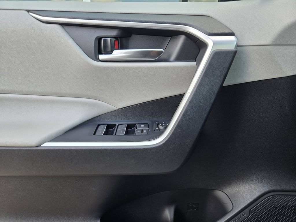 Used 2022 Toyota RAV4 XLE w/ Convenience Package AWD/4WD image 17
