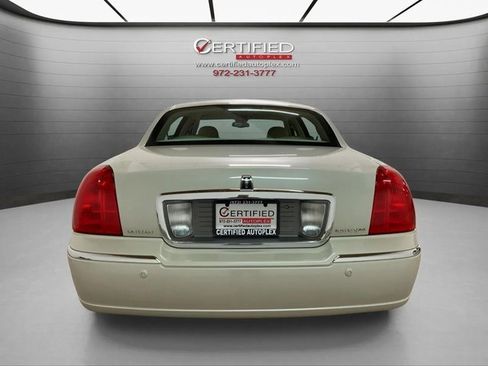 Used 2005 Lincoln Town Car Signature image 5