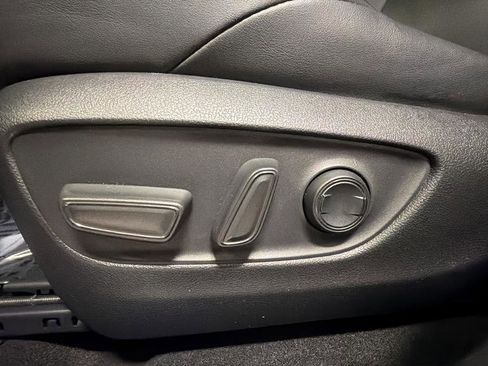 Used 2022 Toyota Venza XLE image 23