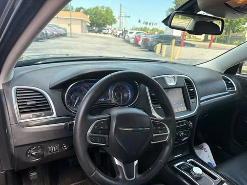 Used 2017 Chrysler 300 Limited RWD image 9