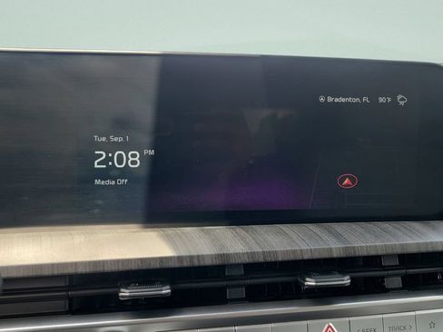 Used 2025 Kia Telluride EX w/ EX Captain's Chair Package AWD/4WD image 17