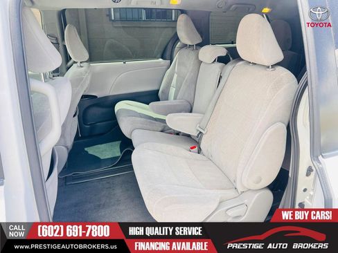 Used 2018 Toyota Sienna LE w/ Carpet Mat Package FWD image 13