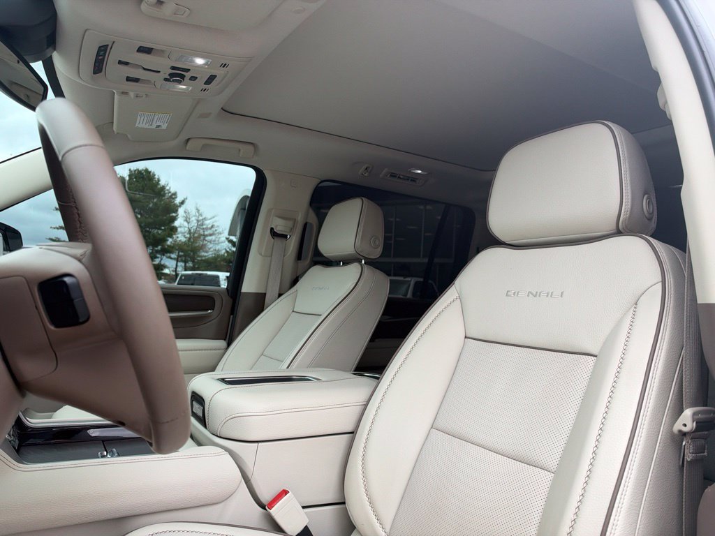 Used 2024 GMC Yukon XL Denali AWD/4WD image 17