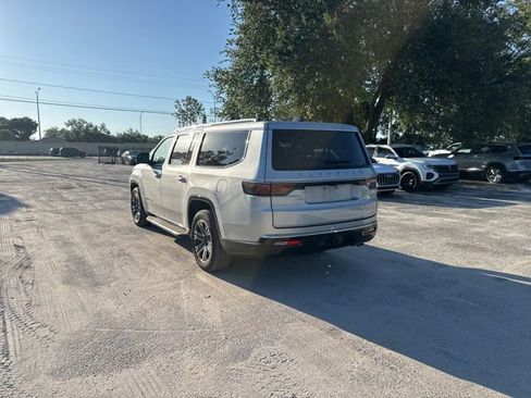 Used 2024 Jeep Wagoneer L Series II w/ Flexible Seating Group RWD image 5