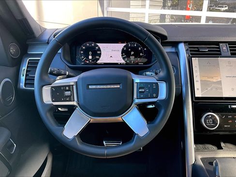 Used 2025 Land Rover Discovery Dynamic SE image 5