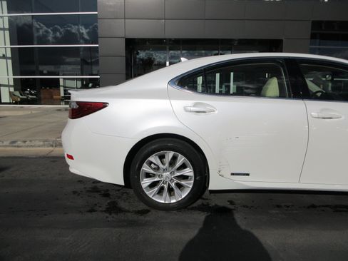 Used 2013 Lexus ES 300h w/ Luxury Pkg FWD image 10