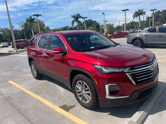 Used 2023 Chevrolet Traverse LT FWD image 2