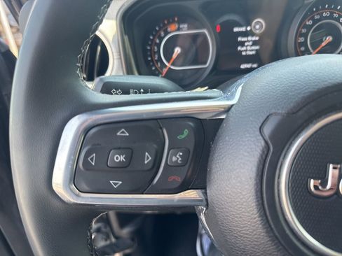 Used 2025 Jeep Wrangler Unlimited Sahara AWD/4WD image 15