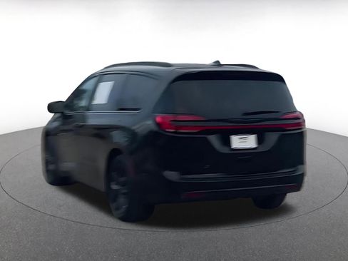 Used 2025 Chrysler Pacifica Limited image 11