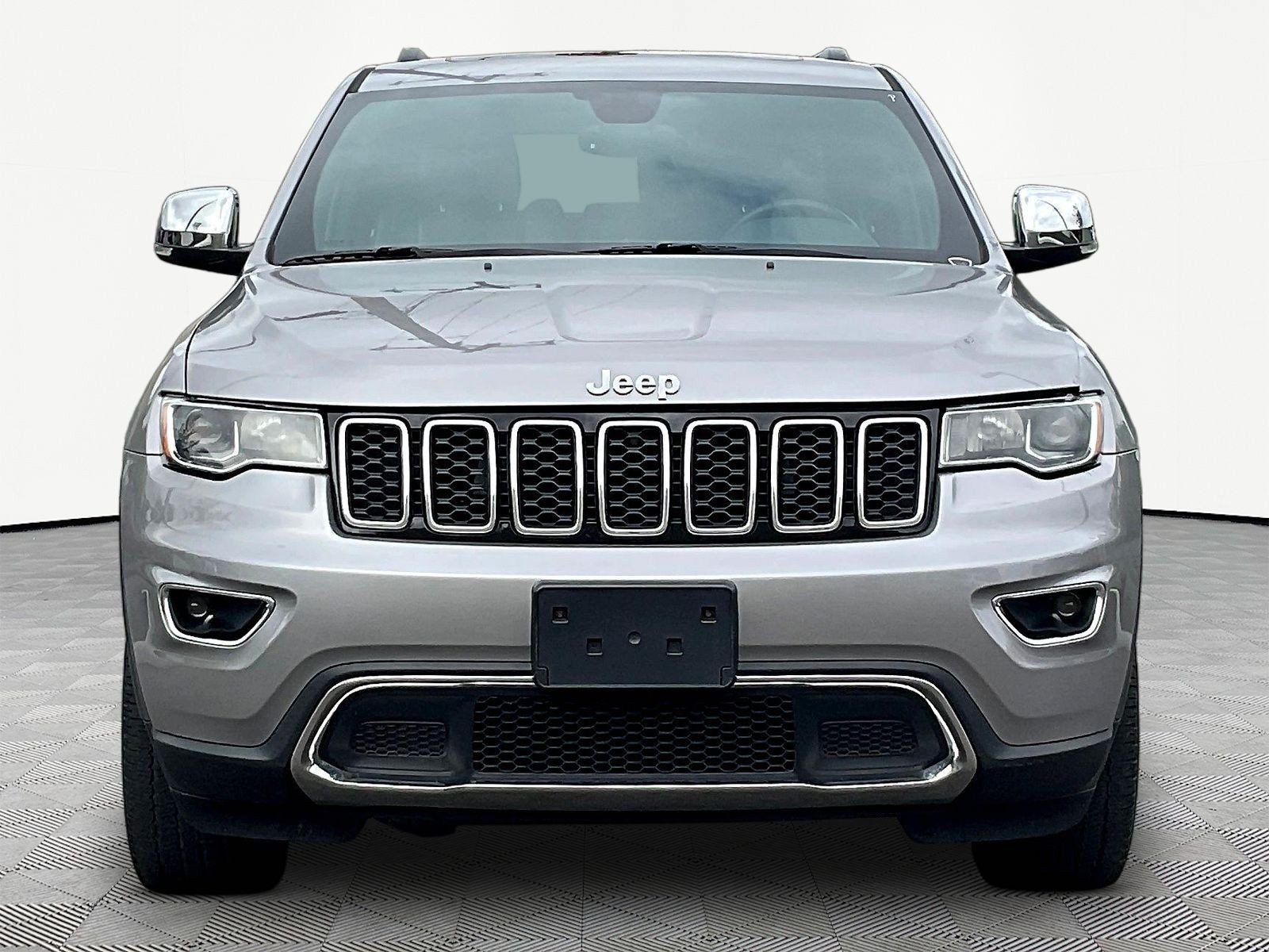 Used 2017 Jeep Grand Cherokee Limited AWD/4WD image 2