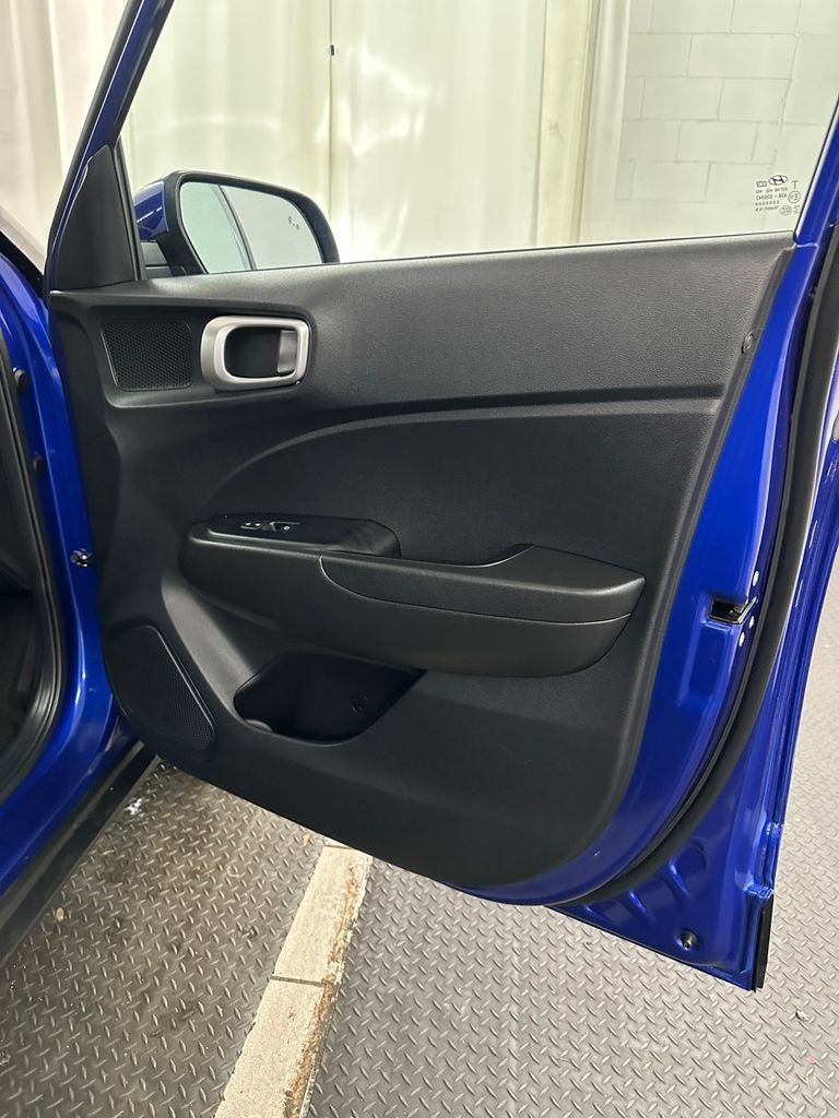 Used 2022 Hyundai Venue FWD image 29