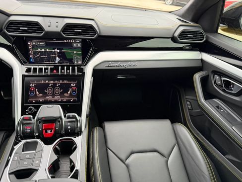 Used 2022 Lamborghini Urus AWD/4WD image 34