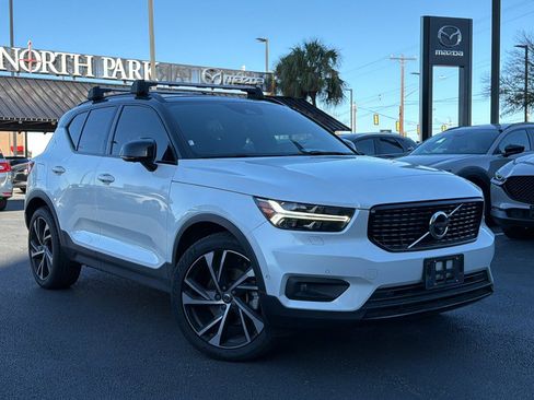 Used 2020 Volvo XC40 T5 R-Design image 2