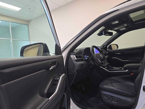 Used 2023 Toyota Highlander XSE AWD/4WD image 22