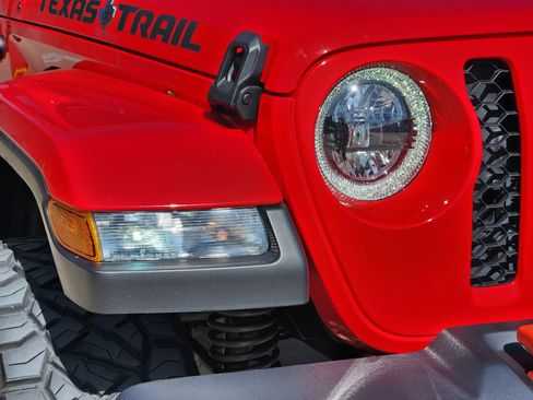 Used 2023 Jeep Gladiator Sport image 7