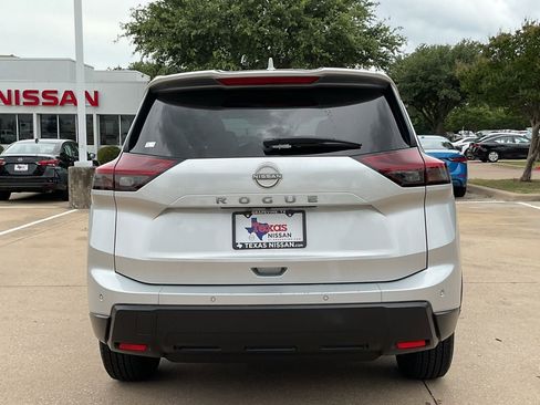 Used 2025 Nissan Rogue SV FWD image 4