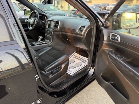 Used 2018 Jeep Grand Cherokee Altitude RWD image 12