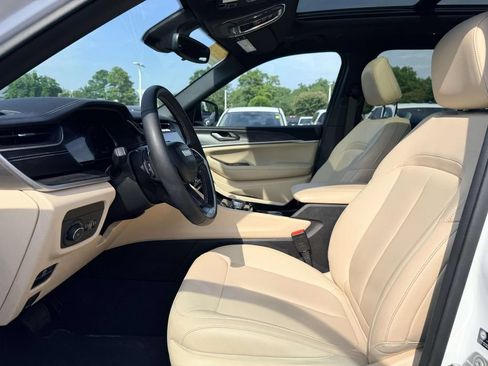Certified 2023 Jeep Grand Cherokee Limited AWD/4WD image 15