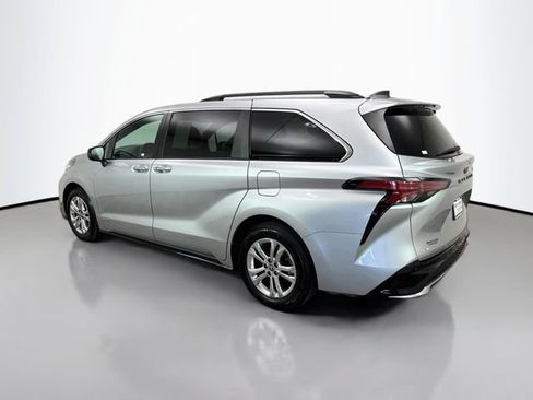 Used 2021 Toyota Sienna XSE w/ XSE Plus Package AWD/4WD image 5