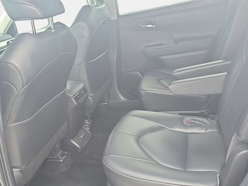 Used 2022 Toyota Highlander XLE AWD/4WD image 14