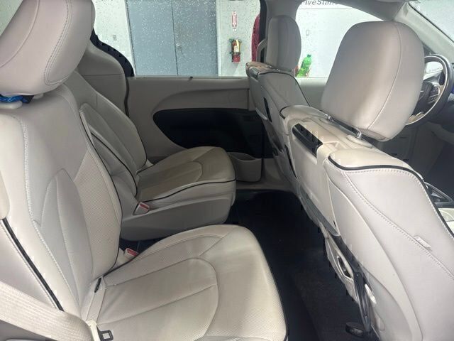 Used 2018 Chrysler Pacifica Limited w/ Advanced Safetytec Group FWD image 21