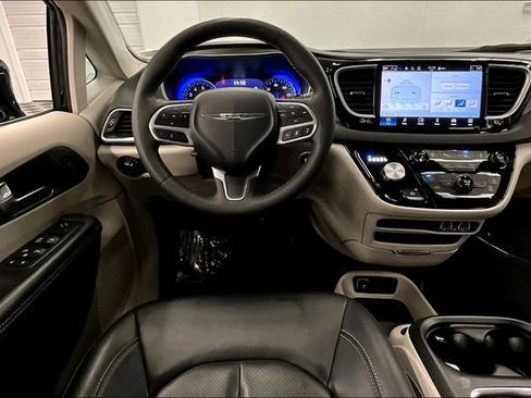 Used 2024 Chrysler Pacifica Touring-L FWD image 6