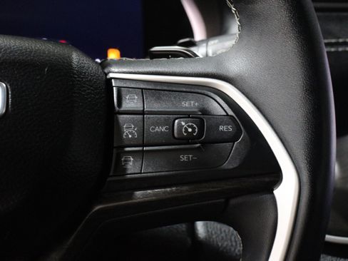 Used 2023 Jeep Grand Cherokee Limited w/ Black Appearance Package AWD/4WD image 10