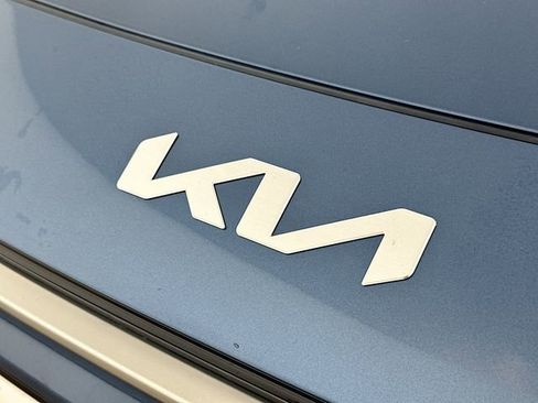 Used 2023 Kia Niro SX Touring image 28