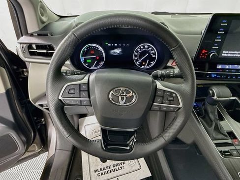 Used 2023 Toyota Sienna Limited AWD/4WD image 11
