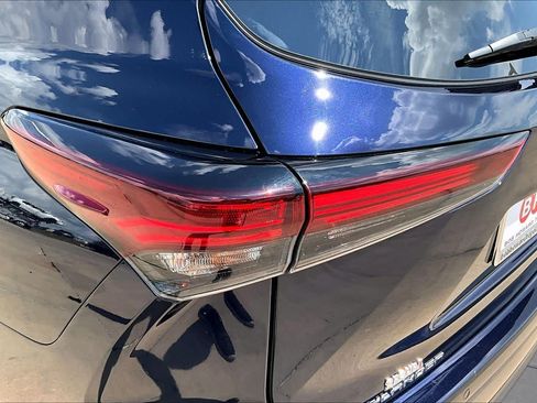 Used 2024 Toyota Highlander Limited FWD image 29