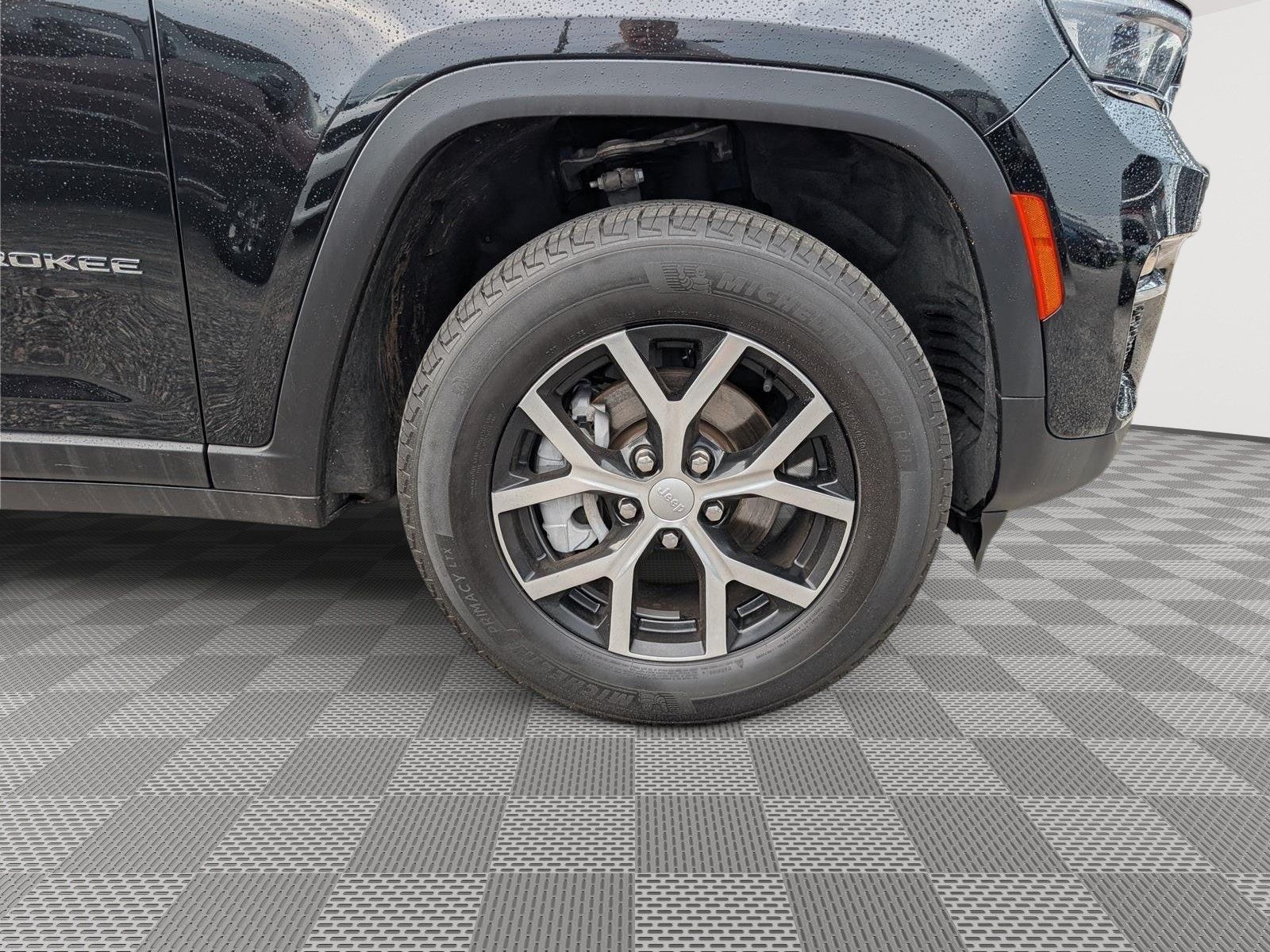 Used 2023 Jeep Grand Cherokee Limited AWD/4WD image 10