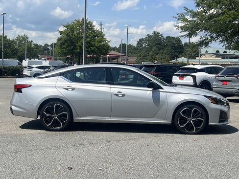 Used 2024 Nissan Altima 2.5 SR FWD image 26