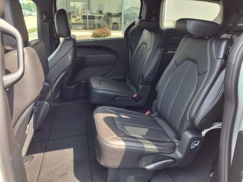 New 2025 Chrysler Pacifica Select image 5
