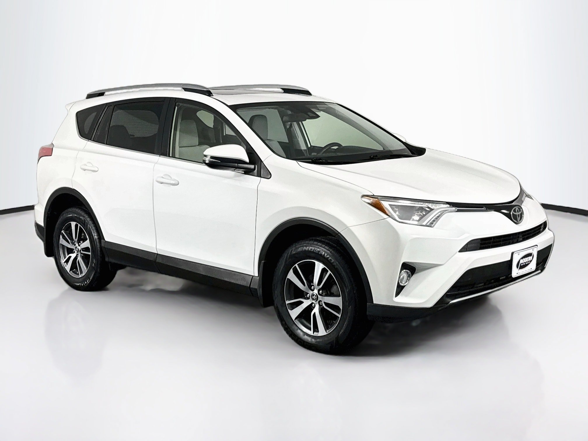 Used 2018 Toyota RAV4 XLE AWD/4WD image 2