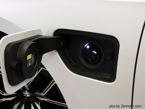 Used 2026 BMW 750e xDrive image 10