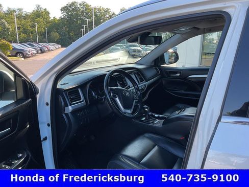 Used 2018 Toyota Highlander XLE AWD/4WD image 28