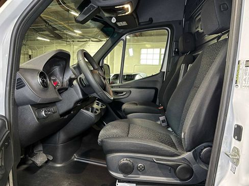 Used 2025 Mercedes-Benz Sprinter 2500 image 23