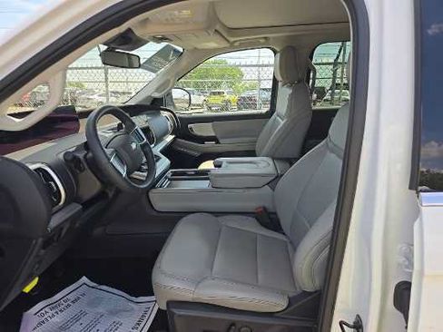 Used 2025 Ford Expedition Active RWD image 4