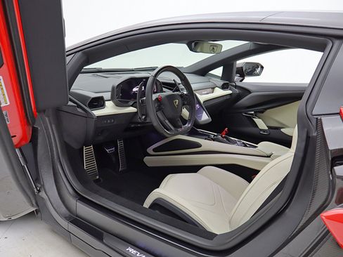 Used 2025 Lamborghini Revuelto AWD/4WD image 28