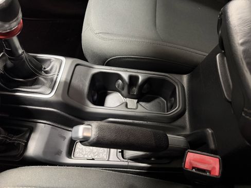 Used 2018 Jeep Wrangler Unlimited Sahara image 22