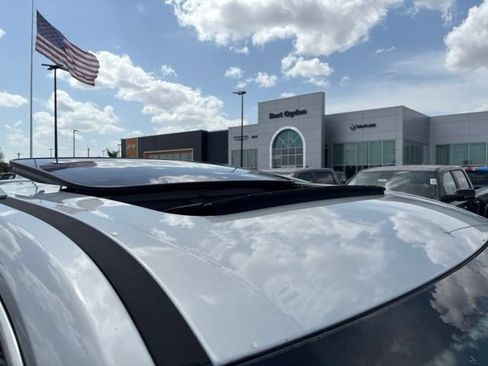 Used 2018 Chevrolet Traverse Premier w/ Driver Confidence II Package FWD image 6